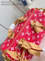 Borsa Louis Vuitton rossa monogramma elegante, moderna con dettagli in pelle e hardware dorato.