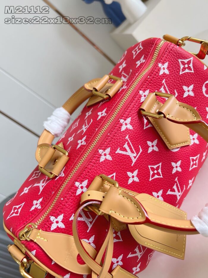 Borsa Louis Vuitton rossa monogramma elegante, moderna con dettagli in pelle e hardware dorato.