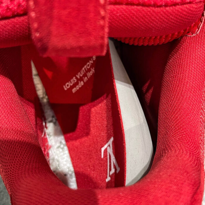 Interno di scarpa di lusso con logo, rivestimento rosso e soletta ergonomica Bianca.