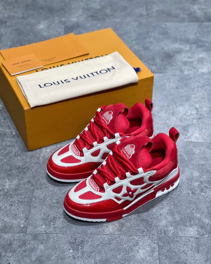 Sneakers Louis Vuitton rosso vibrante con monogramma, design urbano e dettagli in suede e tessuto.