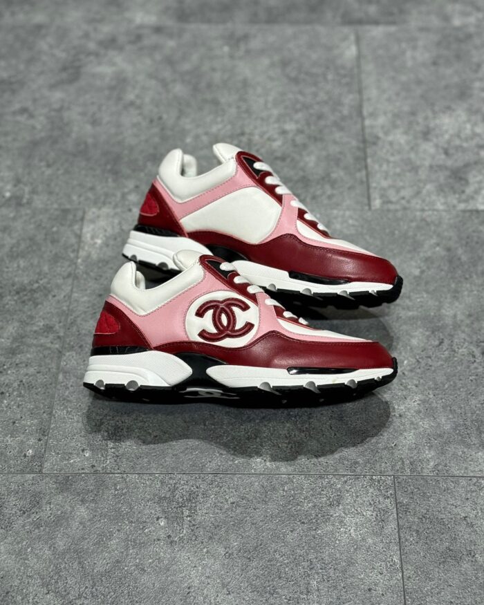 Sneakers di lusso rosse e bianche, stile sportivo ed elegante con logo doppio C ricamato.