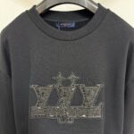 Felpa nero con logo LVY decorato con paillettes e dettagli di corona glamour.