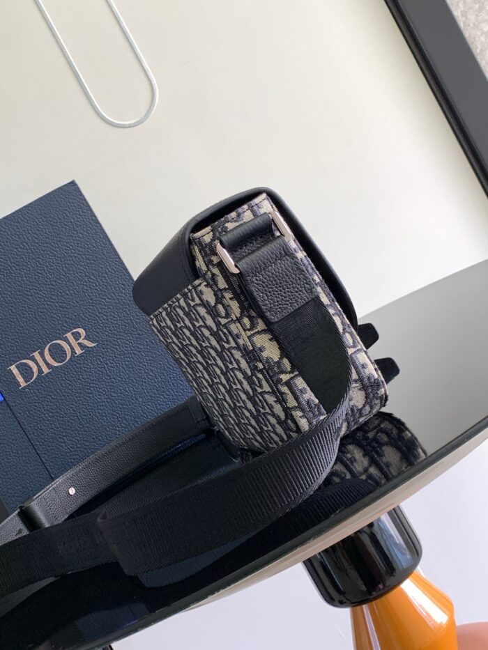 Borsa Dior elegante su tavolo raffinato con libro blu e dettagli in legno arancione.