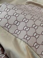 Tessuto di lusso Gucci in satin beige con logo interlock, elegante e di alta qualità