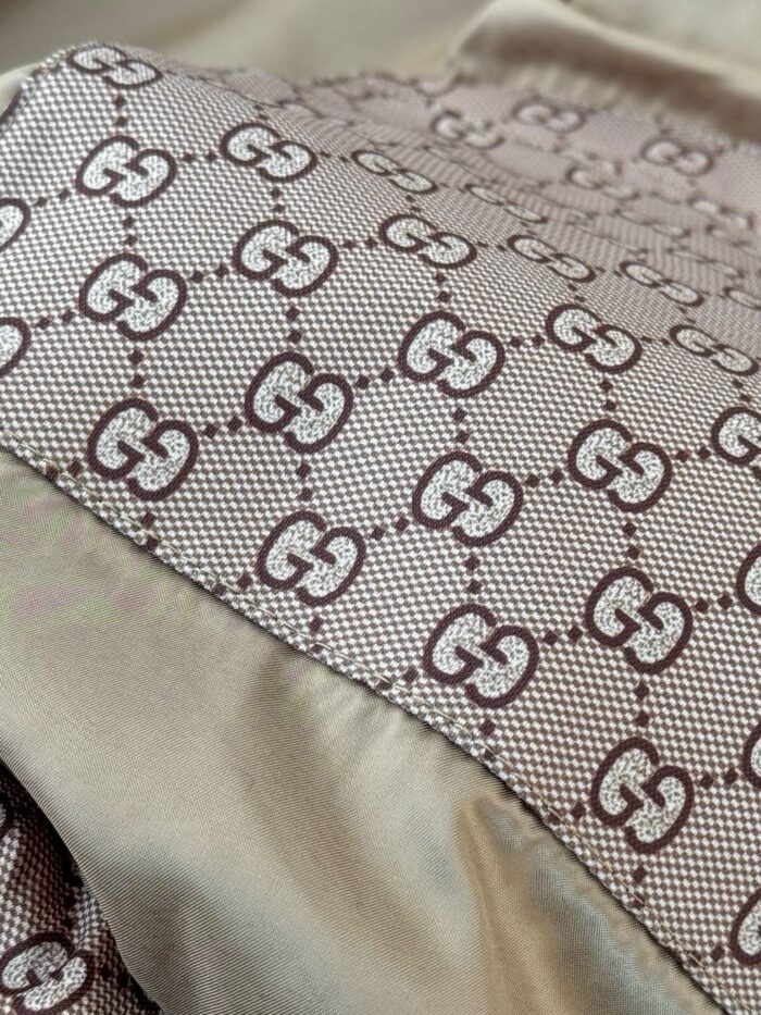 Tessuto di lusso Gucci in satin beige con logo interlock, elegante e di alta qualità