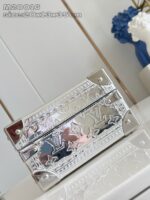 Scatola in argento lucido con motivi Louis Vuitton, elegante e raffinata, ideale come oggetto di lusso.