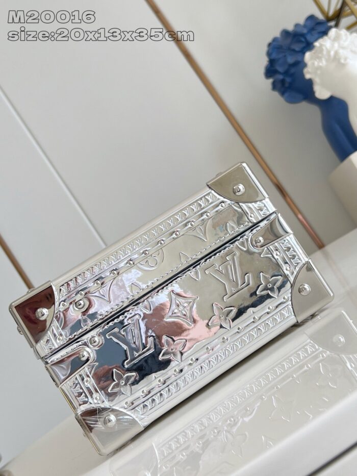 Scatola in argento lucido con motivi Louis Vuitton, elegante e raffinata, ideale come oggetto di lusso.