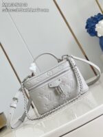 Borsa in argento con dettagli di lusso, manici eleganti e chiusura a lucchetto raffinata.