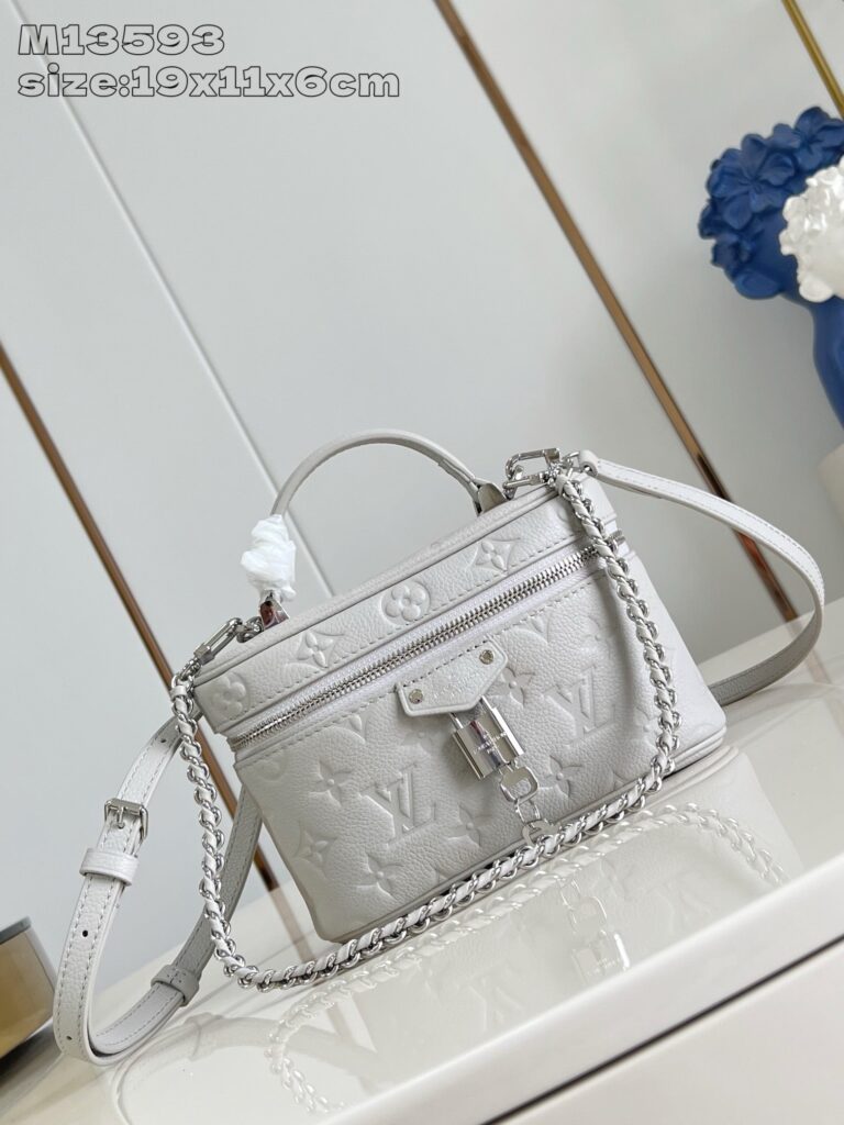 Borsa in argento con dettagli di lusso, manici eleganti e chiusura a lucchetto raffinata.