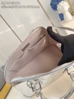 Borsa donna in argento con interno beige, pratiche tasche e stile moderno ed elegante.