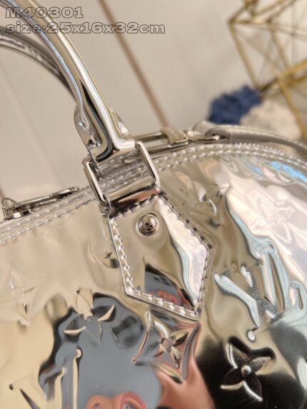 Borsa donna lucida in metallo argento, elegante e raffinata, con chiusura a motivo diagonale.