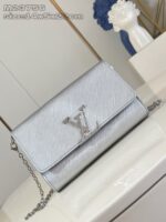 Borsa elegante in metallo argento con catena, stile moderno e design di lusso.