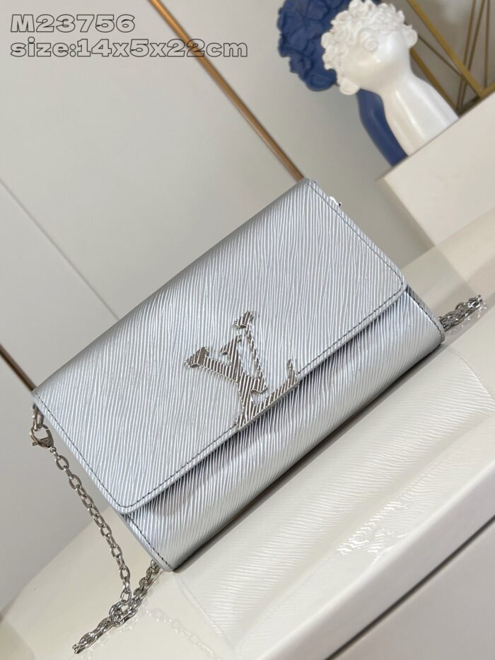 Borsa elegante in metallo argento con catena, stile moderno e design di lusso.