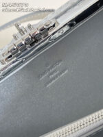 Clutch argento elegante con chiusura metallica e interno grigio, perfetta per ogni occasione.