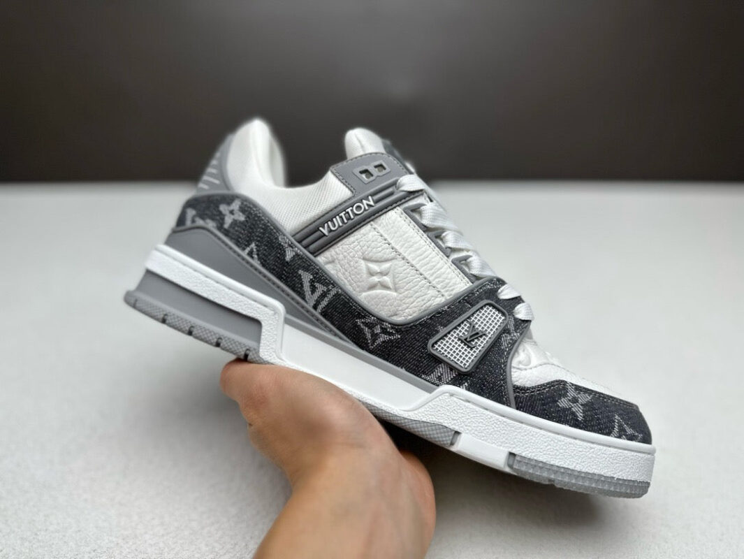 Sneaker di lusso grigia e bianca con monogramma, stile sportivo e design elegante.