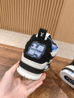 Sneaker di lusso con logo 23 blu, dettagli in suede nero, suola bianca e design moderno.