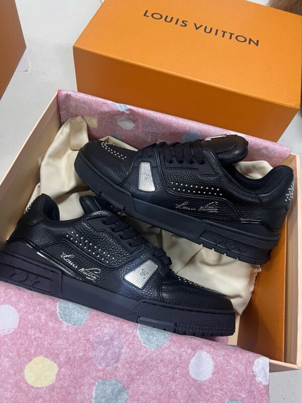 Sneaker Louis Vuitton nera in confezione di lusso con dettagli moderni e raffinati.
