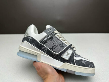 Sneaker Louis Vuitton grigia con dettagli blu traslucido, stile sportivo e lusso.