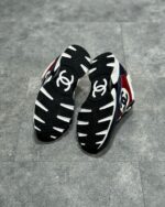 Scarpe di lusso moderne in nero, rosso e bianco con suola dinamica e logo elegante.