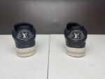 Sneakers nere di lusso con dettagli beige, logo prominente e suola testurizzata per stile e comfort.