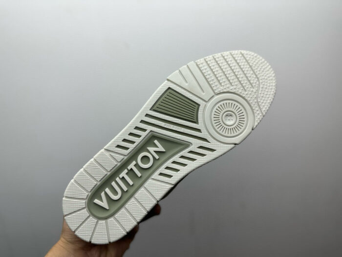 Suola di sneaker VUITTON bianca con design embossato, trazione e stile moderno.
