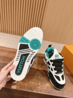 Sneaker di lusso bianca con dettagli neri e branding turquoise, stile streetwear e alta moda.