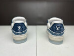 Sneaker di lusso bianche con dettagli blu e logo LV, stile elegante e materiali premium.