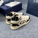 Sneakers di lusso beige e nere con logo CD, stile elegante, versatile e moderno.