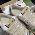 Sneakers Gucci beige in canvas con dettagli verdi e rossi, stile elegante e di lusso.