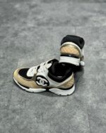 Sneakers di lusso nere e beige con logo CC, design sportivo e dettagli in suede.