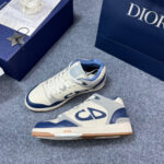 Sneakers Dior blu Navy e avorio, stile lusso e moda uomo con suola gommata color miele.