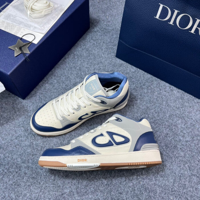 Sneakers Dior blu Navy e avorio, stile lusso e moda uomo con suola gommata color miele.