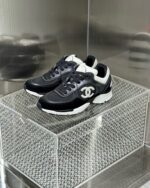 Sneakers di lusso nero e bianco in esposizione moderna, elegante e raffinata.