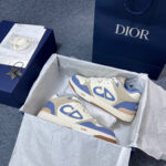 Sneaker di lusso crema e azzurro in confezione elegante con dettagli di alta qualità.