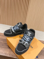 Sneakers Louis Vuitton di lusso con dettagli moderni e lacci azzurri su superficie in legno.