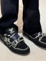 Sneakers Louis Vuitton nere, stile moderno, dettagli eleganti, logo visibile, perfette per look street-chic.