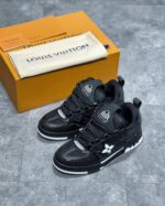 Sneakers Louis Vuitton di lusso in stile streetwear con dettagli eleganti e packaging iconico.