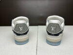 Sneakers Louis Vuitton bianche con dettagli grigi e suola blu, stile moderno e di lusso.
