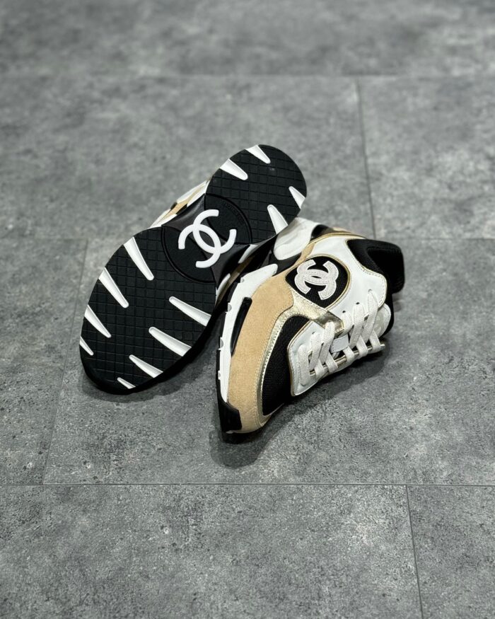 Sneakers di lusso moderne con dettagli eleganti e suola stilosa, perfette per stile e qualità.