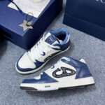 Sneaker di lusso navy e bianco in pelle e tessuto, stile moderno e raffinato.