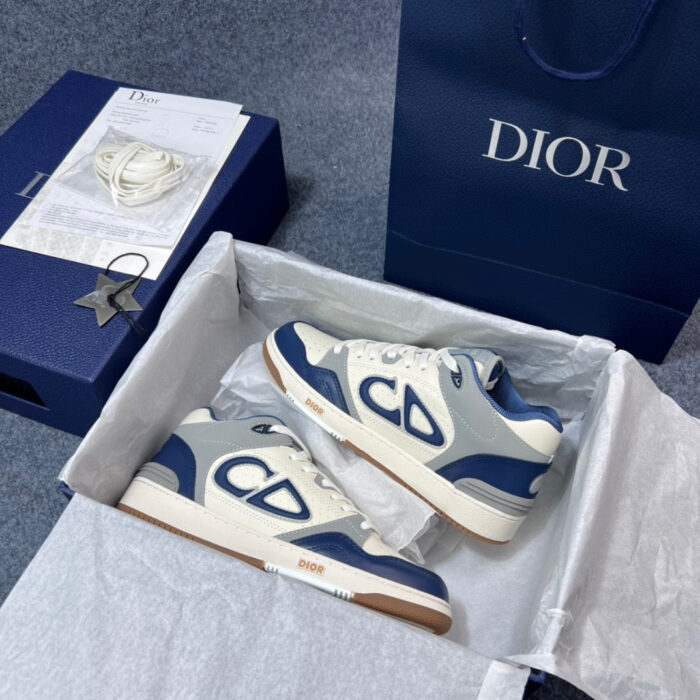 Sneaker di lusso Off-White con dettagli navy e packaging elegante in blu navy.