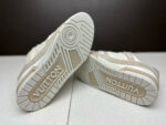 Sneaker Louis Vuitton beige con suola antiscivolo e logo embossato, stile elegante e di lusso.