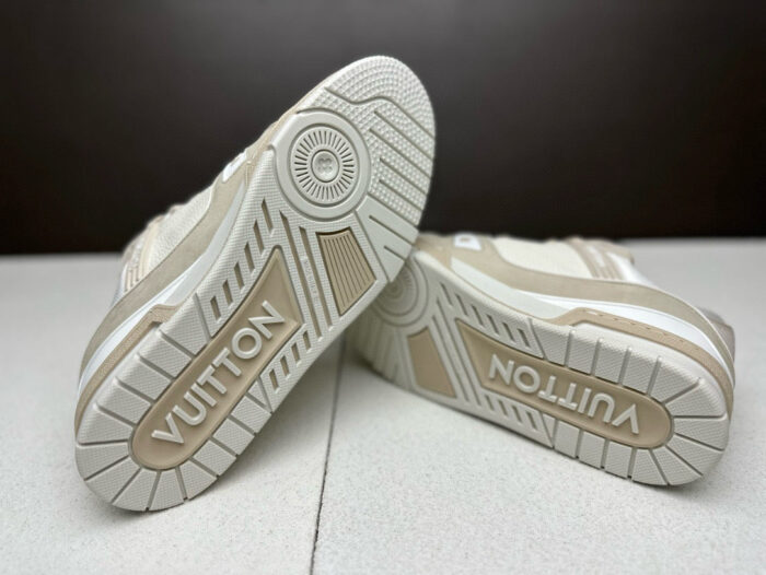 Sneaker Louis Vuitton beige con suola antiscivolo e logo embossato, stile elegante e di lusso.
