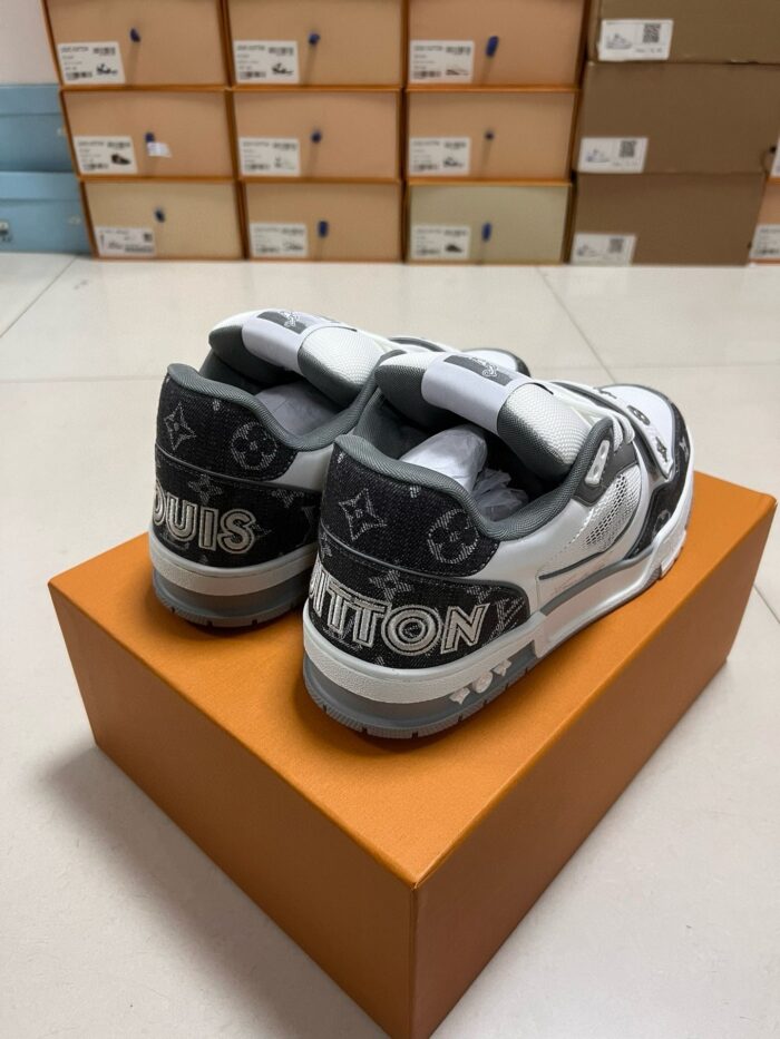 Sneaker di lusso bianco e nero su scatola arancione, stile moderno e dettagli premium.