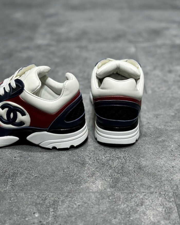Sneakers di lusso bianco, navy e bordeaux, stile elegante e comfort premium per ogni occasione.