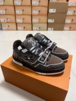 Sneaker di lusso LV in marrone, bianco e nero, con logo iconico, stile moderno e raffinato.