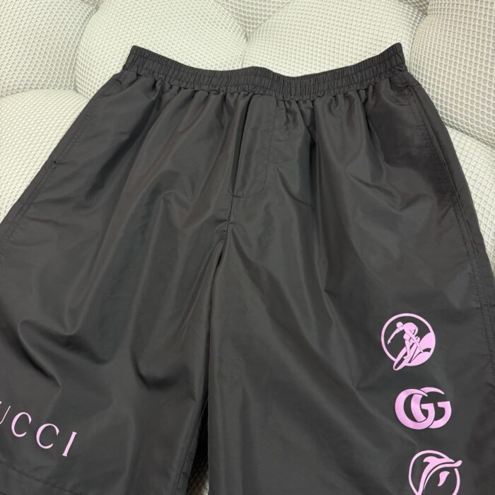 Shorts sportivi neri Gucci con logo rosa, stile moderno e comfort di alta moda.