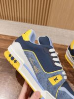 Sneaker di lusso navy con dettagli colorati, suola robusta e design moderno per stile urbano raffinato.