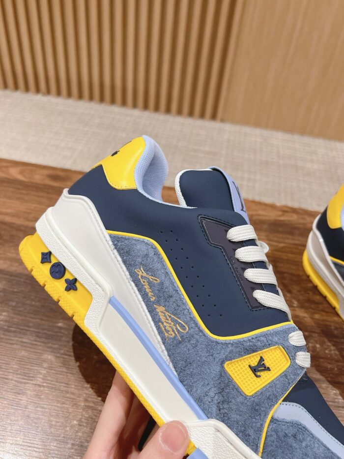 Sneaker di lusso navy con dettagli colorati, suola robusta e design moderno per stile urbano raffinato.