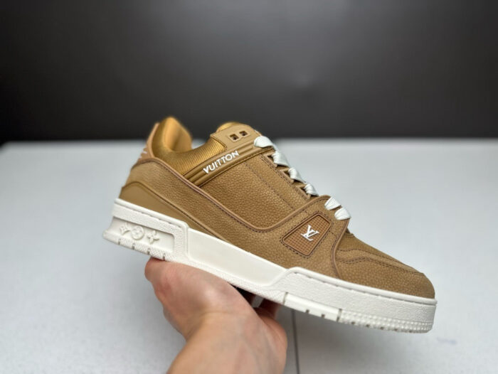 Sneaker beige di lusso in stile streetwear, design moderno, dettagli premium e comfort garantito.